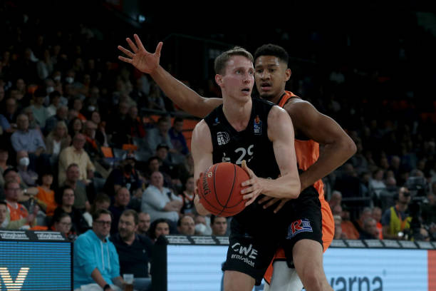 次两队交锋 次两队交锋