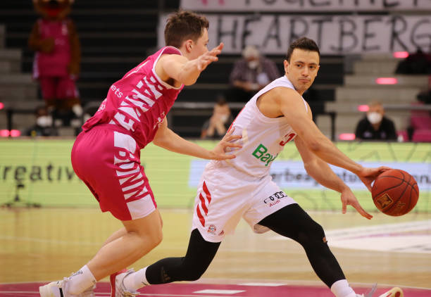 周杰伦赛场表现抢眼，16投6中贡献17分7板2助2断1帽（周杰伦状态火热，16投6中斩获17分7篮板2助攻2抢断1盖帽）